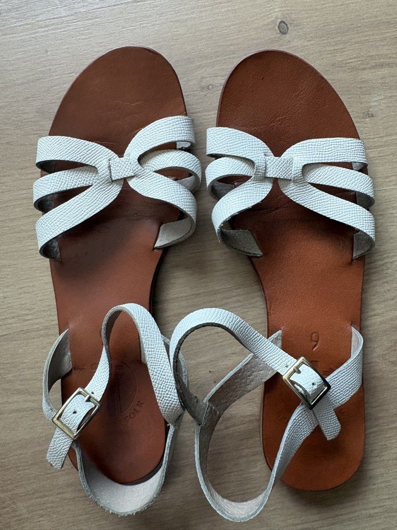 Renegade Folk White Sandals (Category: Flats & Sandals) located in Taguig. Submitted by nesafisha (Listing ID 1462957093, Image 1). Description: Renegade Folk leather sandals White Size 9.