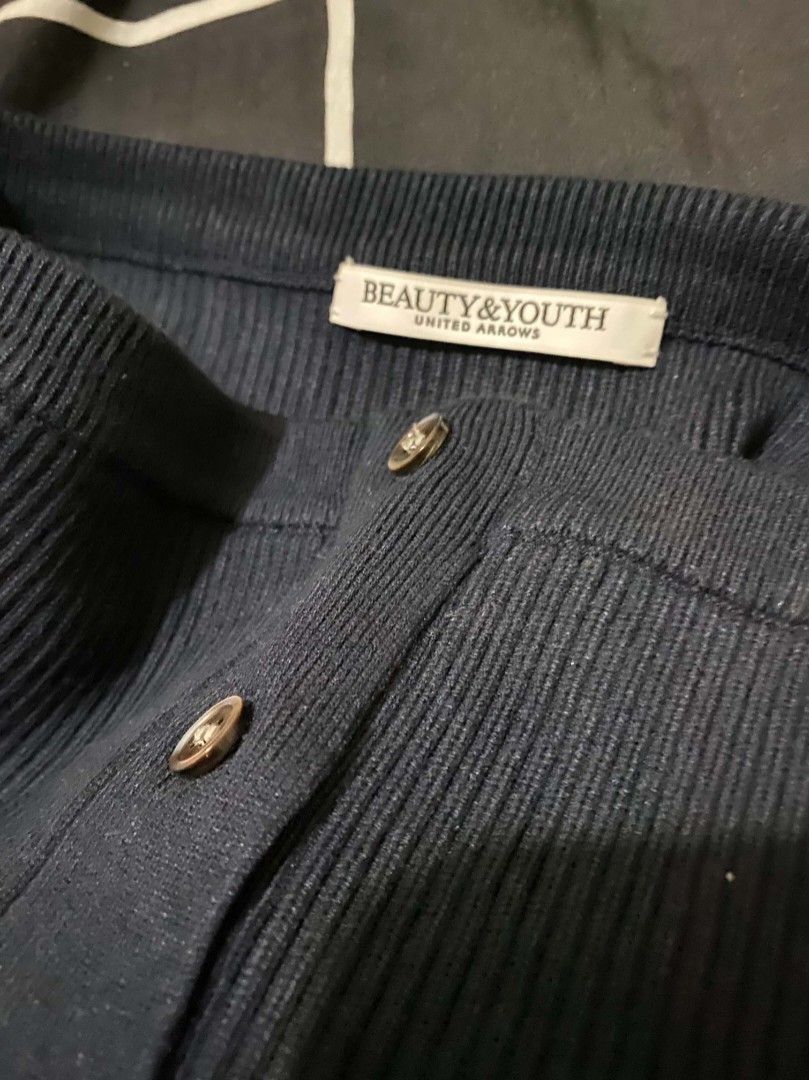Ribbed Knit Button-Up Tube Top (Category: Others Tops) located in Binan City. Submitted by katespanie (Listing ID 1462948601, Image 3). Description: Medyo visible ang kaunting lukot o wrinkles sa tela dahil siguro sa pagkaka-display sa mannequin o pagkaka-store, pero madali naman itong madaanan ng plantsa o clothing steamer. Hindi manipis o banat na banat. Complete and secure ang lahat ng buttons sa harap. No major flaws, visible holes, or runnin