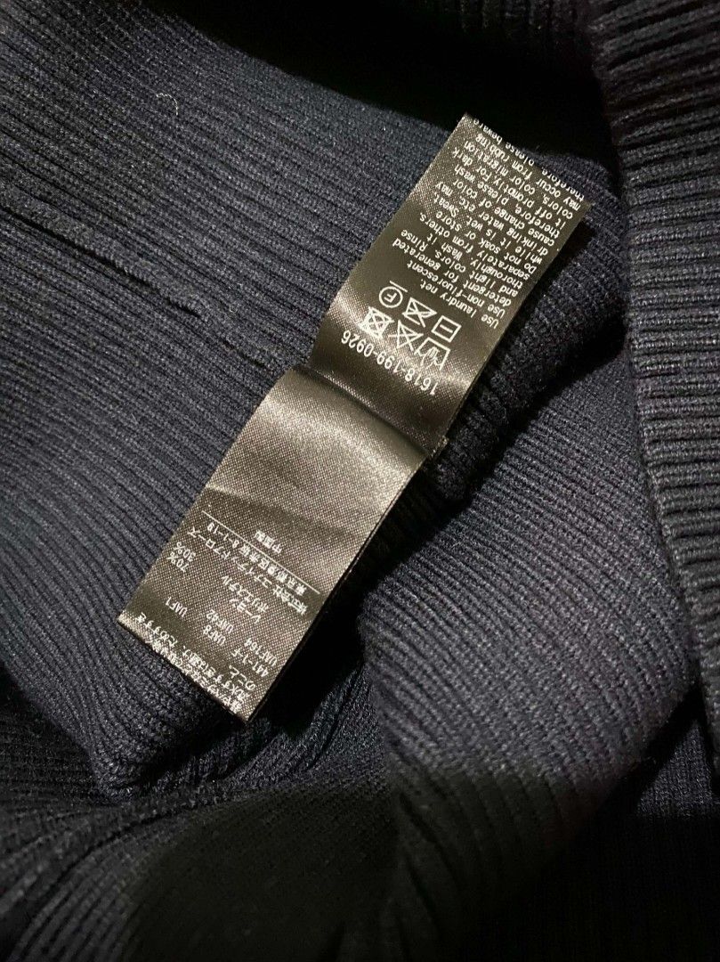 Ribbed Knit Button-Up Tube Top (Category: Others Tops) located in Binan City. Submitted by katespanie (Listing ID 1462948601, Image 2). Description: Medyo visible ang kaunting lukot o wrinkles sa tela dahil siguro sa pagkaka-display sa mannequin o pagkaka-store, pero madali naman itong madaanan ng plantsa o clothing steamer. Hindi manipis o banat na banat. Complete and secure ang lahat ng buttons sa harap. No major flaws, visible holes, or runnin
