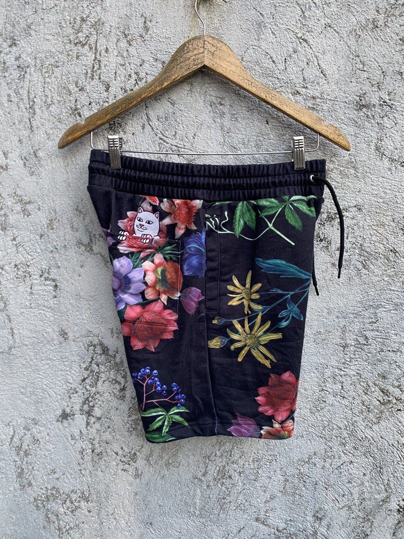 RIPNDIP Green House Sweatshorts (Category: Shorts) located in Cavite. Submitted by thrift_sum_mo (Listing ID 1463060413, Image 2). Description: .