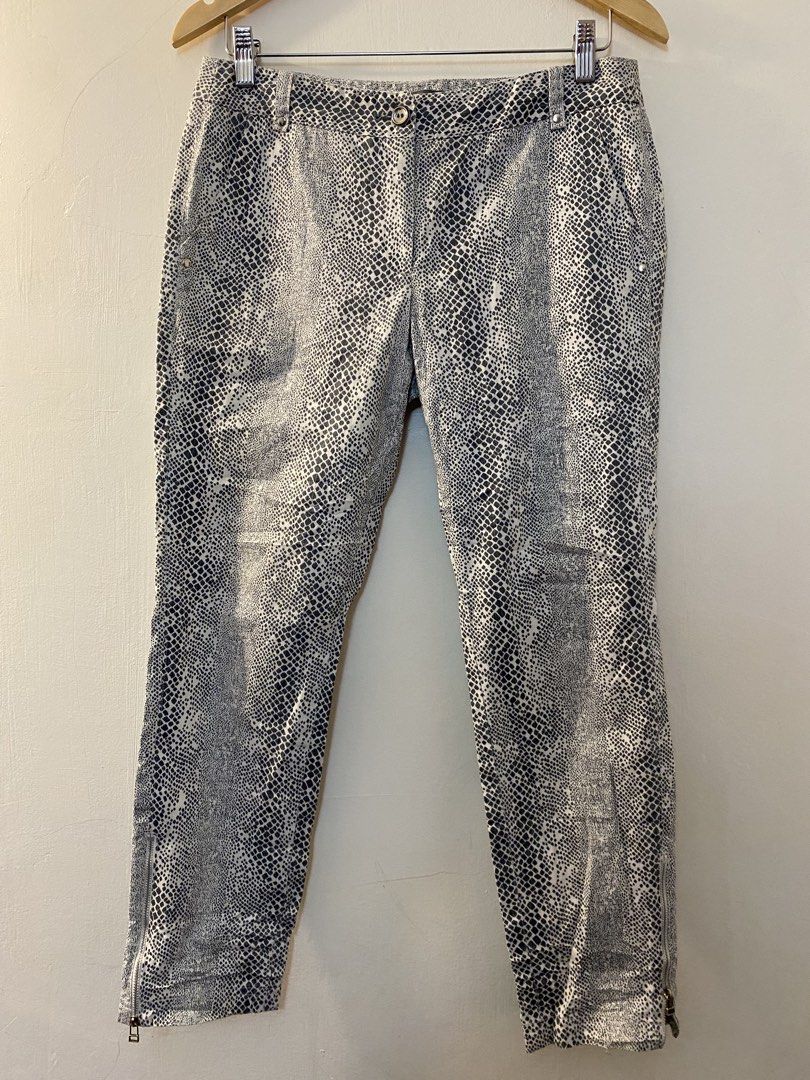 Roberto Cavalli Alternative Lizard Print Jeans (Size 30) (Category: Jeans) located in Makati City. Submitted by bottega_boi (Listing ID 1463052580, Image 1). Description: .