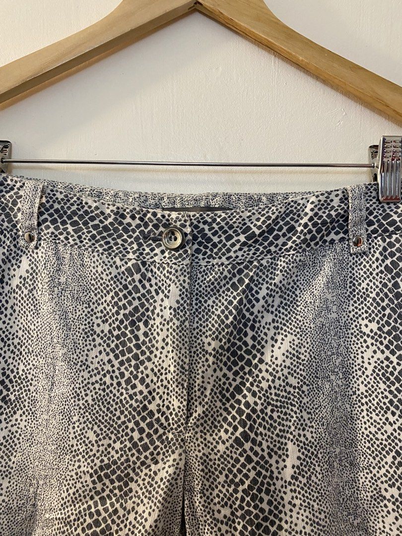 Roberto Cavalli Alternative Lizard Print Jeans (Size 30) (Category: Jeans) located in Makati City. Submitted by bottega_boi (Listing ID 1463052580, Image 3). Description: .