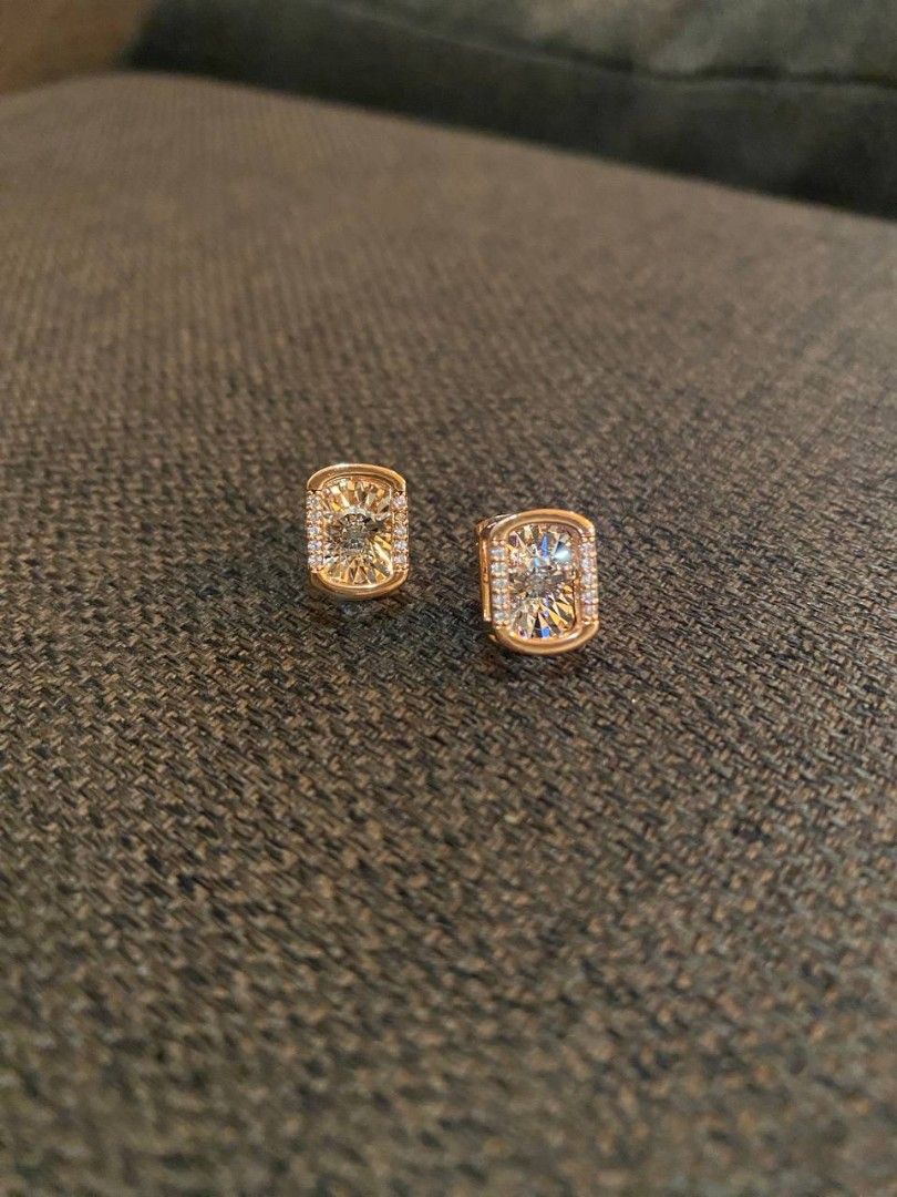 Rose Gold plated Stud Earring (Category: Earrings) located in Banga. Submitted by amorxa (Listing ID 1462936903, Image 2). Description: ONHAND!! Diamond earrings with mark 1 ct illusion "Au750" "DO.01Ct" markings These appear to be a pair of rose gold rectangular or cushion-cut diamond stud earrings featuring a delicate micro-pavé halo or frame..