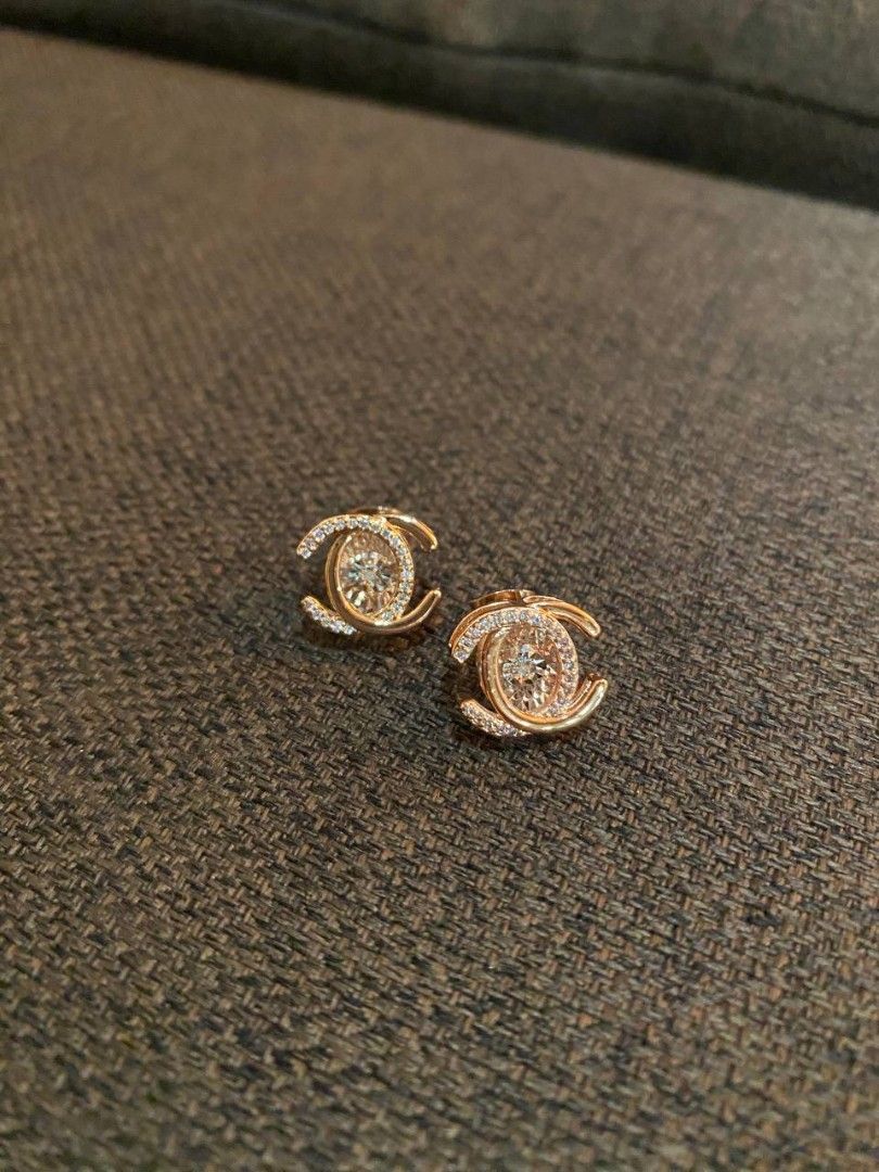 Rosegold toned double C stud earring (Category: Earrings) located in Banga. Submitted by amorxa (Listing ID 1462938018, Image 2). Description: A pair of rose gold-toned double-C logo stud earrings accented with small pavé crystals and a central dancing stone detail. Ask a follow-up.