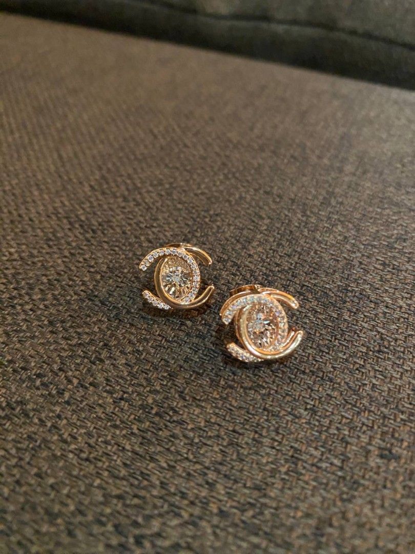 Rosegold toned double C stud earring (Category: Earrings) located in Banga. Submitted by amorxa (Listing ID 1462938018, Image 3). Description: A pair of rose gold-toned double-C logo stud earrings accented with small pavé crystals and a central dancing stone detail. Ask a follow-up.