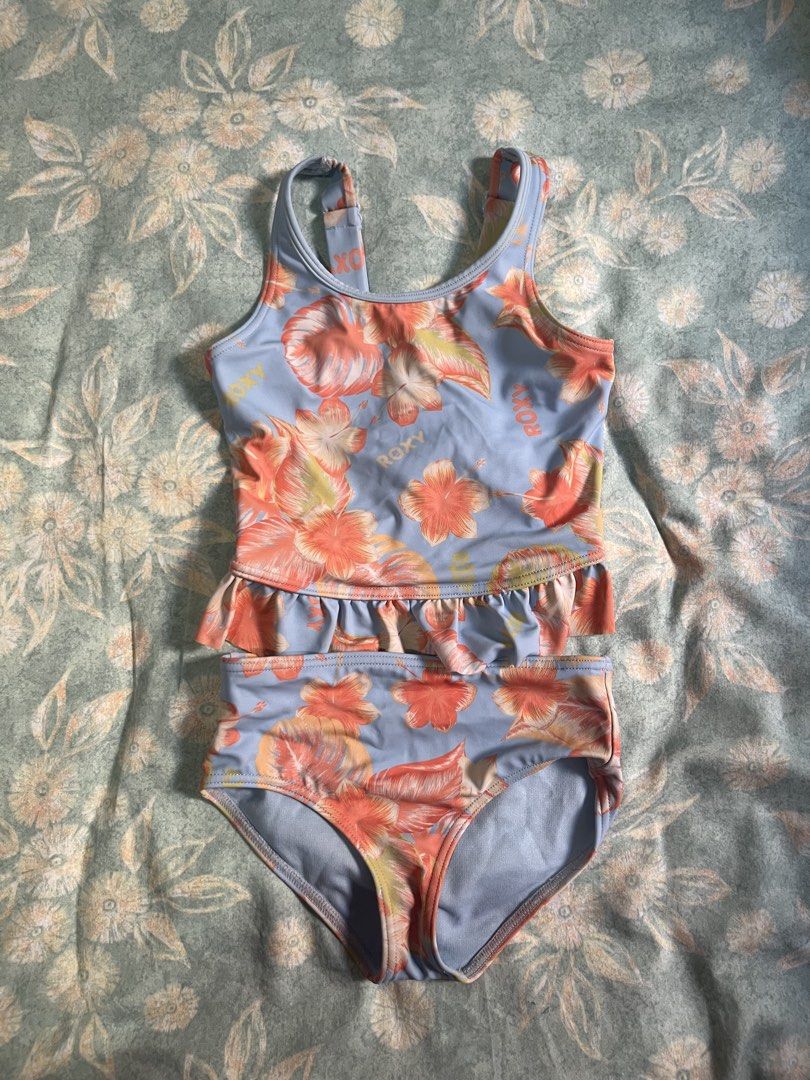 Roxy Girl Floral Swimsuit Size 3 (Category: Babies & Kids Fashion) located in Pasig City. Submitted by stormyera19 (Listing ID 1463028021, Image 3). Description: - Brand: Roxy - Size: 3 (but runs big, 4 years old yung anak ko sa pic. may fit until 5 if petite) - Style: Two-piece tankini swimsuit - Color: Light blue base - Print: Vibrant coral and yellow floral - Features: Ruffled hem on top - Perfect for: Beach or pool days 📌 Condition & Details