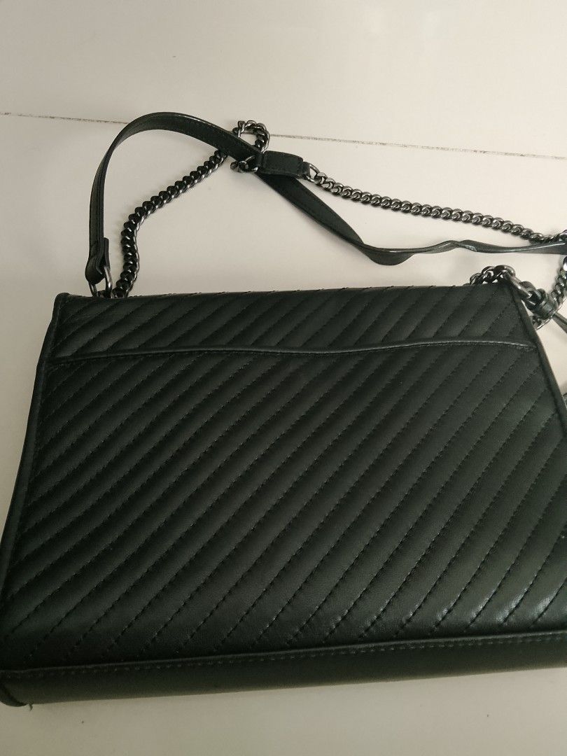 Salad Black Chevron Chain Strap Crossbody Bag (Category: Cross-body Bags) located in Manila. Submitted by wildwind_73f77a (Listing ID 1461561641, Image 3). Description: - Brand: Salad - Color: Black - Design: Chevron pattern on front - Strap: Chain strap with leather accents - Features: Back pocket for easy access - Style: Clean and simple, versatile for nights out or everyday use.