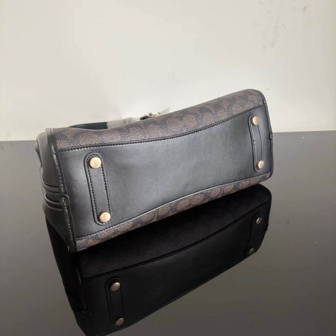 SALE.!! COACH ERIN BAG (Category: Luxury Bags & Wallets) located in Pasig City. Submitted by ttitalaana20198 (Listing ID 1463032915, Image 2). Description: BRANDNEW PAPER BAG/ DUST BAG/ TAG AND CARE CARD NO MEET UP PLEASE SAMEDAY DELIVERY IF IN DOUBT DONT INQUIRE PAY AS U ORDER. LIMITED STOCKS ACTUAL.PHOTO.