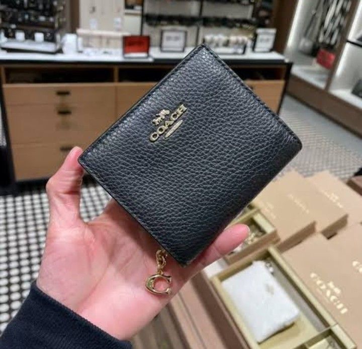 SALE!! COACH SNAP WALLET PEBBLED (Category: Luxury Bags & Wallets) located in Pasig City. Submitted by titalana2011991 (Listing ID 1463033924, Image 2). Description: BRANDNEW PAPER BAG/ DUST BAG/ TAG AND CARE CARD NO MEET UP PLEASE SAMEDAY DELIVERY IF IN DOUBT DONT INQUIRE PAY AS U ORDER. LIMITED STOCKS ACTUAL.PHOTO.