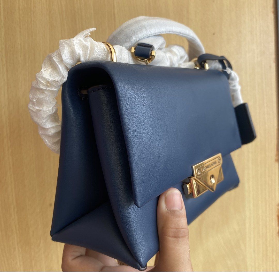sale!!💯 Mk cece sling bag (Category: Luxury Bags & Wallets) located in San Luis. Submitted by scarlet012 (Listing ID 1463008787, Image 2). Description: sale!! sale 💯original sealed and brandnew with tag carecard and paperbag fresh from US mk outlet.