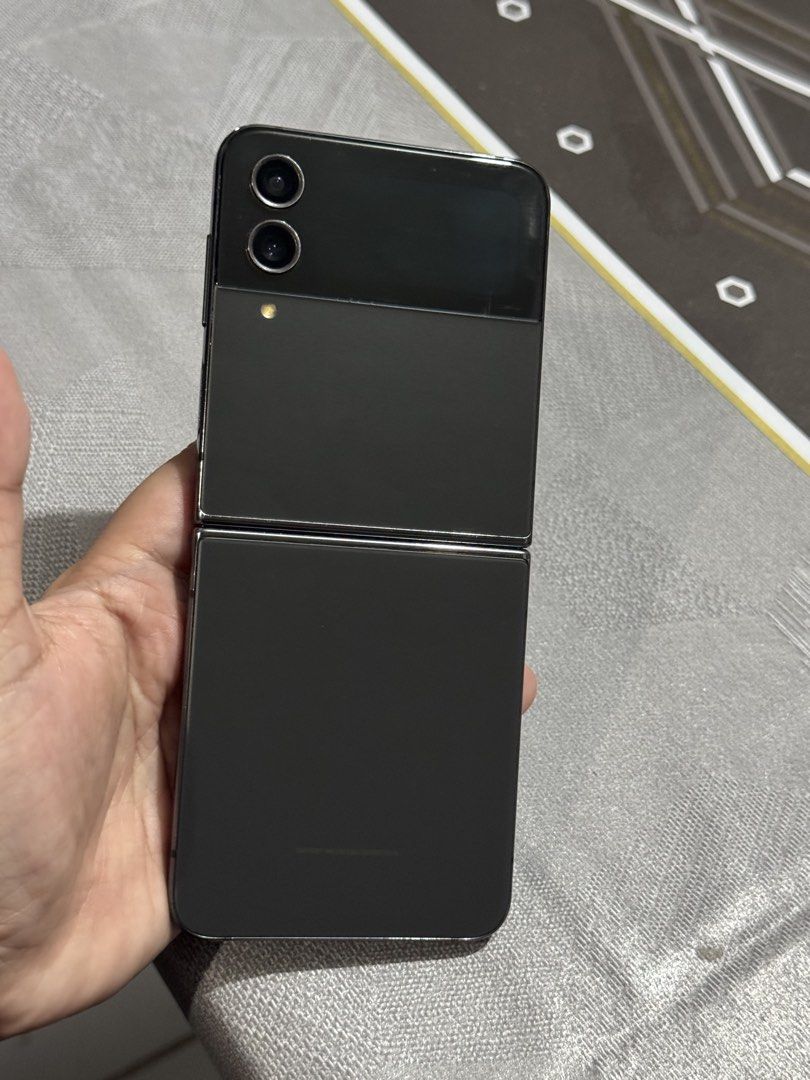 Samsung Galaxy Z Flip4 (Category: Samsung) located in Quezon City. Submitted by Dani23 (Listing ID 1463009497, Image 3). Description: Unit only For sale Dents issue (normal sa 2nd hand).