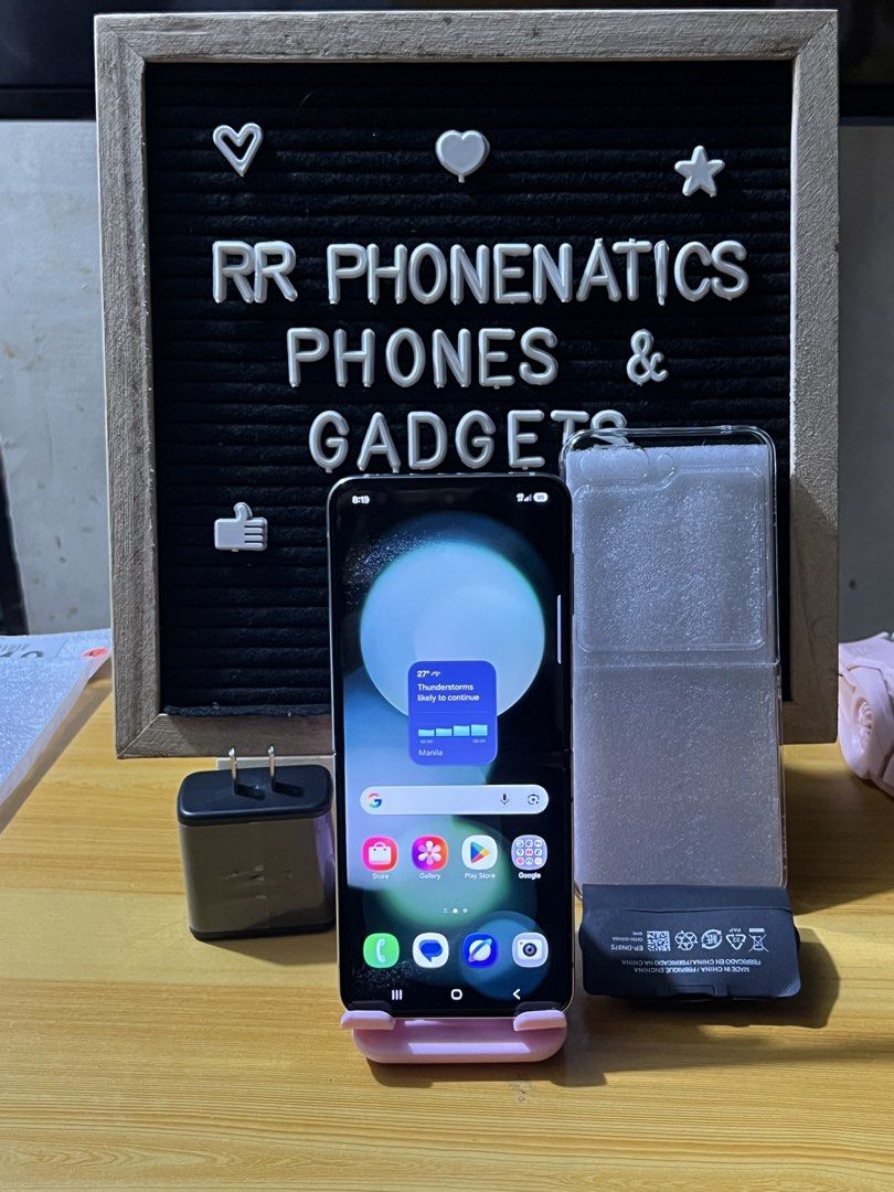 Samsung Z Flip5 256GB (Category: Samsung) located in Pasig City. Submitted by rrpawnatics (Listing ID 1463026336, Image 1). Description: Samsung Z Flip5 NTC Approved 8+8GB 256GB 📌Scratches on screen -Case & Charger ₱15,000.