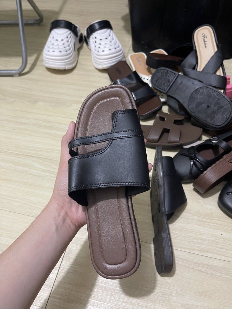 Sandals (Category: Sandals) located in Manila. Submitted by _eahmczz (Listing ID 1463096444, Image 3). Description: Never pa nagamit.