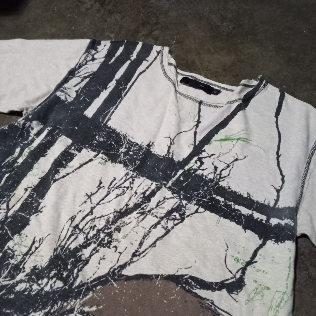 Sean john y2k shirt (Category: Formal Shirts) located in Manila. Submitted by tcbukay_zxc25 (Listing ID 1463048181, Image 2). Description: Sean john y2k shirt 20x26 issue stain.