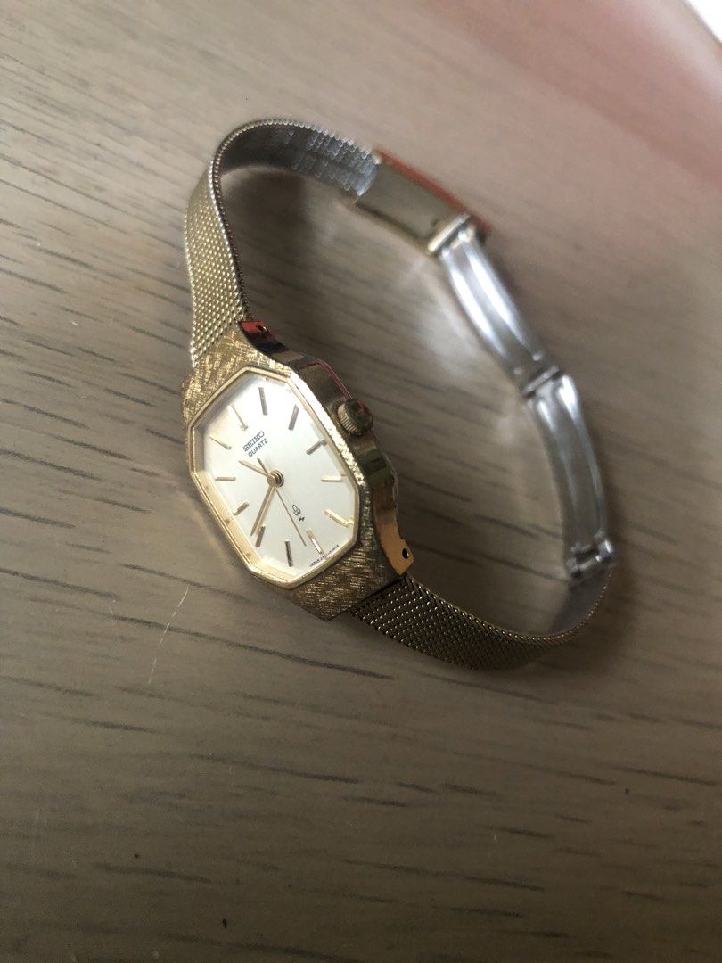 Seiko Snowflake Vintage Watch (Category: Women's Watches) located in Quezon City. Submitted by tsundoku_08 (Listing ID 1462902523, Image 2). Description: Authentic Seiko Wrist size - 15 cm.