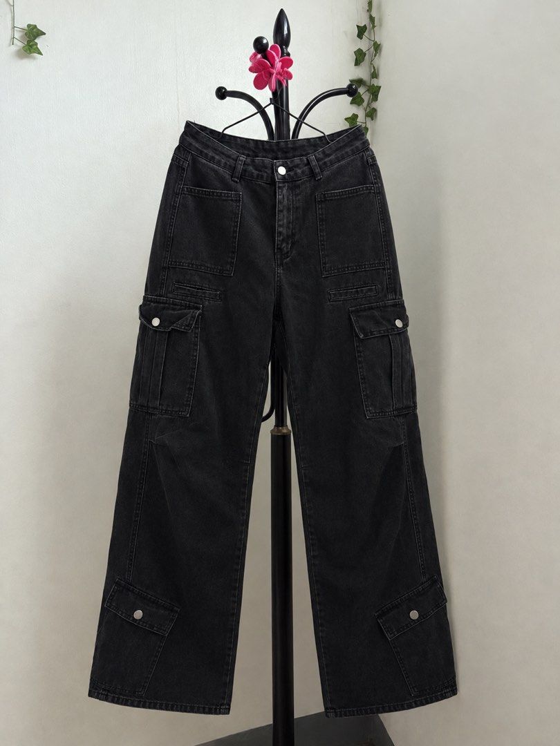 SHEIN Black Denim Cargo Pants Size 28 (Category: Jeans) located in Manila. Submitted by _noname.shop (Listing ID 1462952267, Image 1). Description: - SHEIN Black Denim Cargo Pants - Size: 28 - Best Fit: size 30 - Fit: Wide leg - Features: Multiple pockets, button and zip closure - Style: Casual streetwear, versatile - USED TWICE ONLY SINCE HINDI KASYA SAKIN .