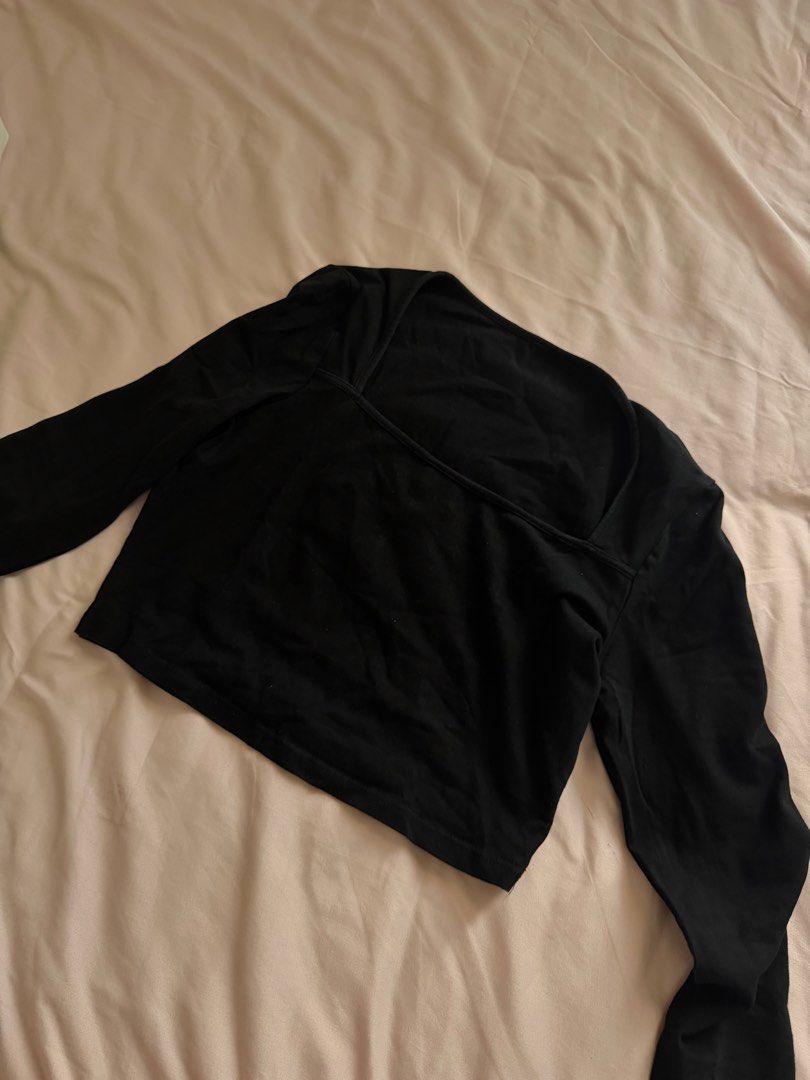 Shein Black Long Sleeve Cropped Top (Category: Longsleeves) located in Manila. Submitted by leean0924 (Listing ID 1462885336, Image 1). Description: - Black long sleeve cropped top - Unique neckline - Soft and comfortable fabric - Versatile for layering or standalone wear - Fits true to size.