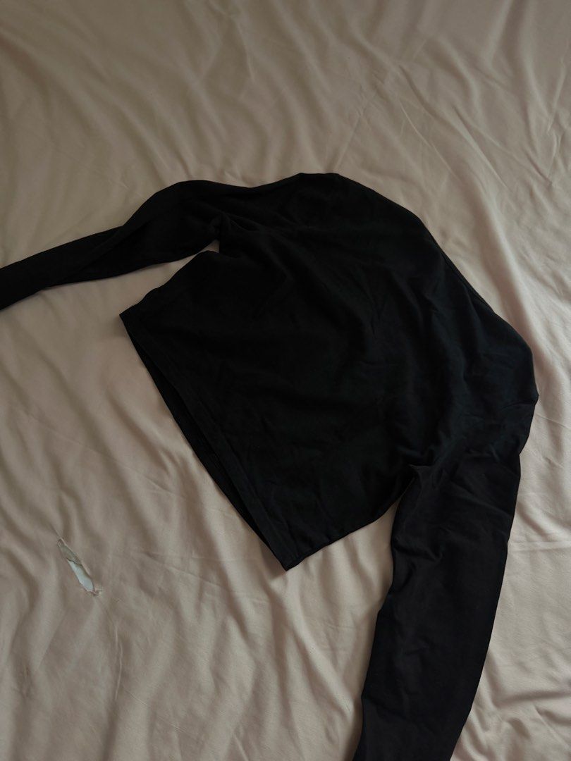 Shein Black Long Sleeve Cropped Top (Category: Longsleeves) located in Manila. Submitted by leean0924 (Listing ID 1462885336, Image 2). Description: - Black long sleeve cropped top - Unique neckline - Soft and comfortable fabric - Versatile for layering or standalone wear - Fits true to size.