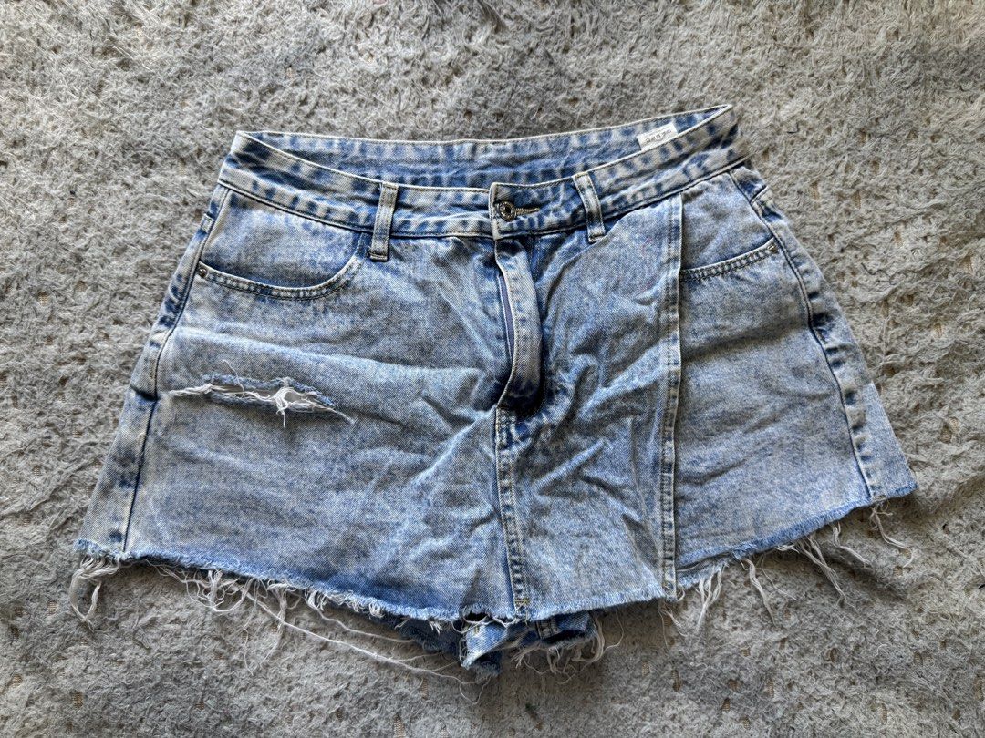 Shein short (Category: Shorts) located in Mandaluyong City. Submitted by 1hapimaki (Listing ID 1463102269, Image 1). Description: .