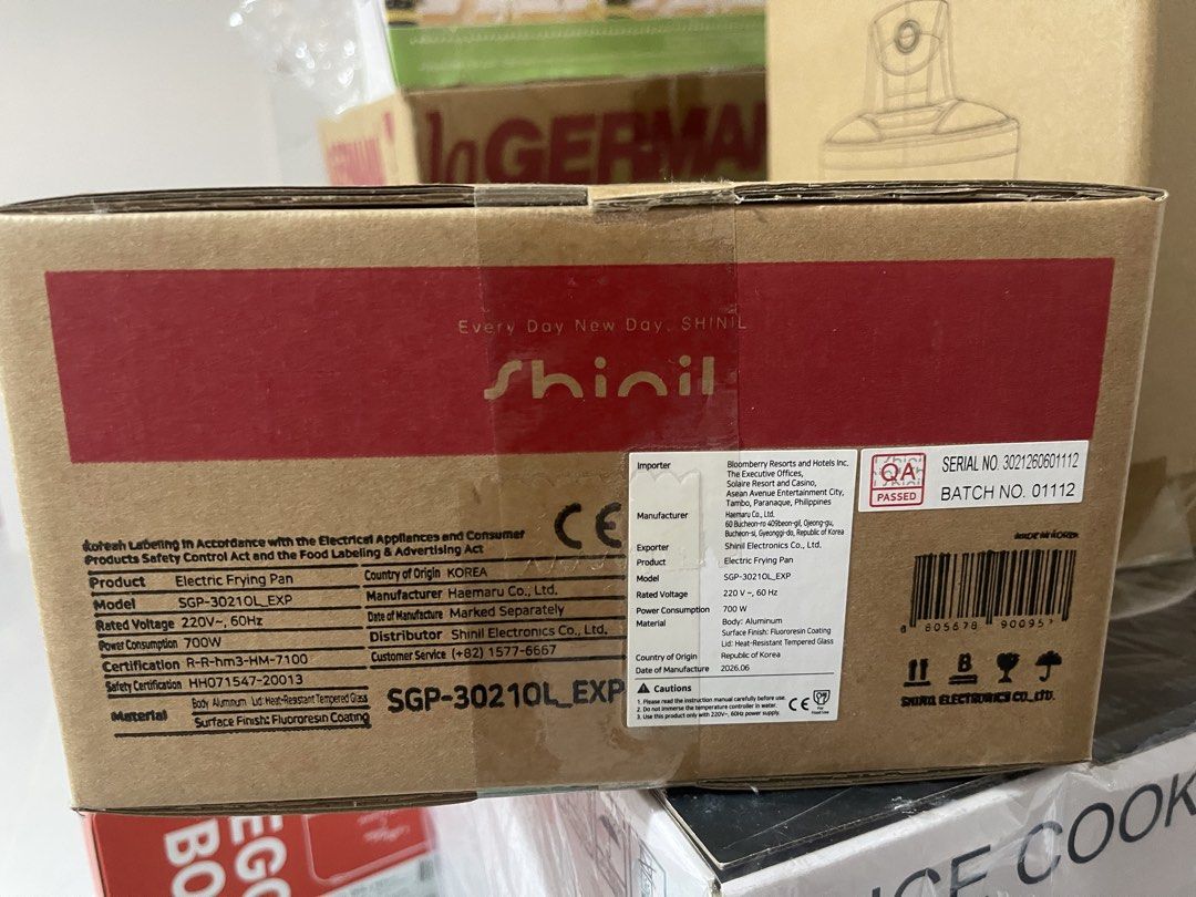 Shinil Mini Electric Pan SGP-3021OL_EXP (Category: Cookware & Accessories) located in Malabon City. Submitted by charlize.ph (Listing ID 1462906239, Image 2). Description: - Shinil Mini Electric Pan - Model: SGP-3021OL_EXP - Voltage: 220V-60Hz - Power: 700W - Material: Aluminum body with heat-resistant tempered glass lid - Coating: Fluororesin (non-stick) - Origin: Made in Korea - Ideal for: Quick meals and fast cooking.