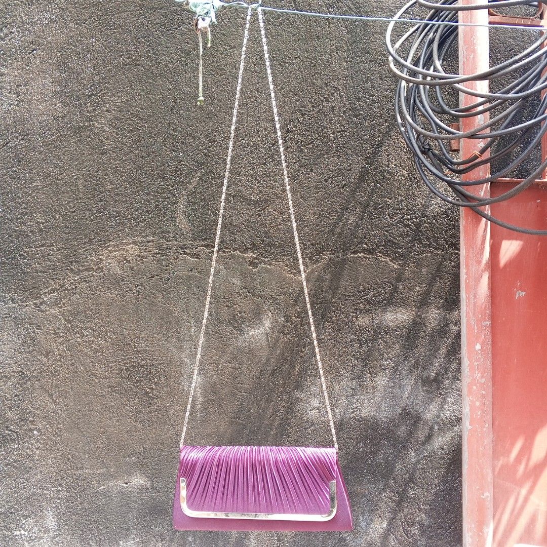 Shoulder Chain Handbag Purple. (Category: Shoulder Bags) located in Quezon City. Submitted by kreimark00 (Listing ID 1462919541, Image 1). Description: well used na po siya pero goods panaman kunting linis lang po..