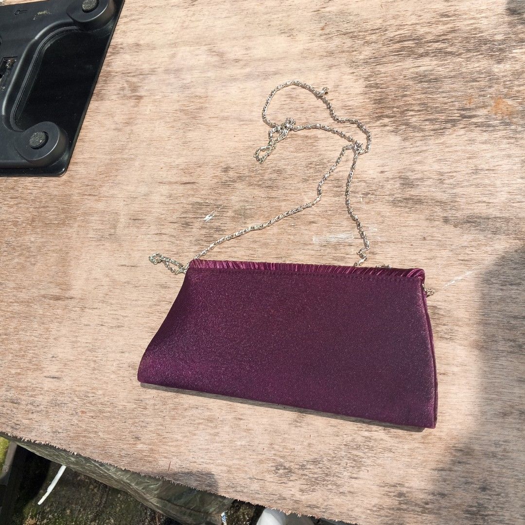 Shoulder Chain Handbag Purple. (Category: Shoulder Bags) located in Quezon City. Submitted by kreimark00 (Listing ID 1462919541, Image 3). Description: well used na po siya pero goods panaman kunting linis lang po..