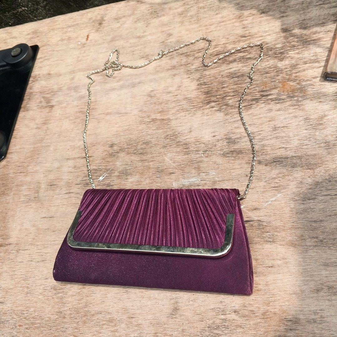 Shoulder Chain Handbag Purple. (Category: Shoulder Bags) located in Quezon City. Submitted by kreimark00 (Listing ID 1462919541, Image 2). Description: well used na po siya pero goods panaman kunting linis lang po..