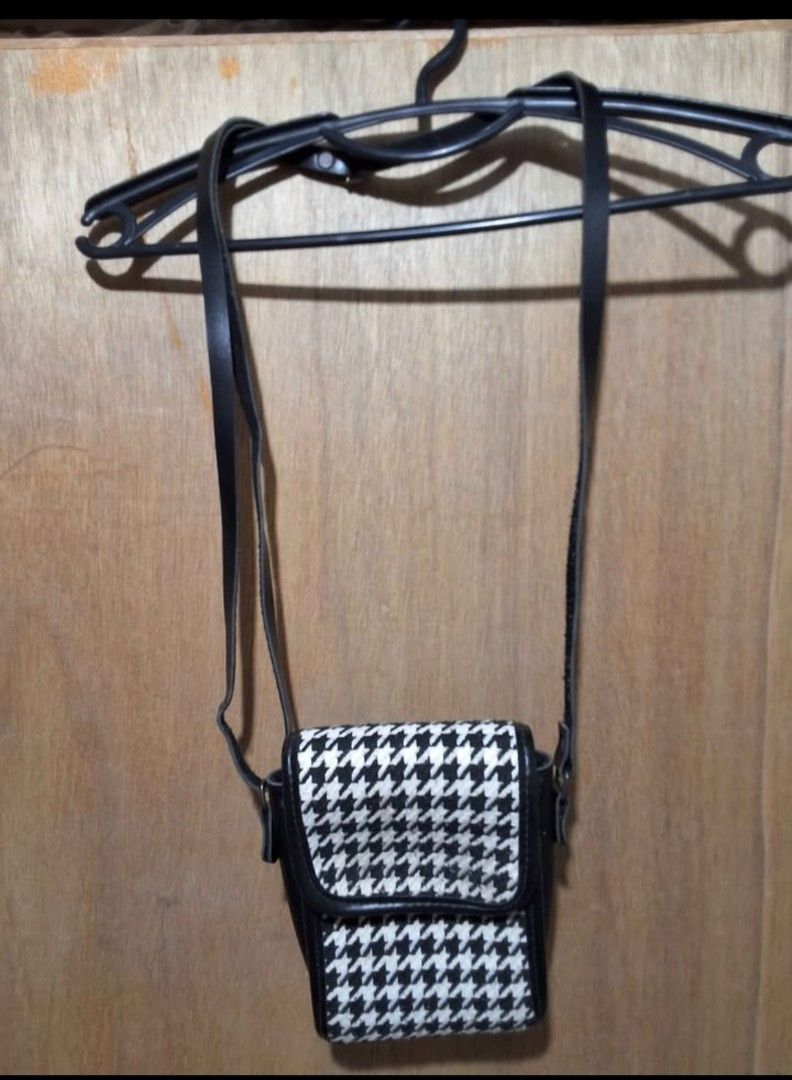 PRELOVED BAGS AND WALLETS FOR SALE (Category: Shoulder Bags) located in Cavite. Submitted by cielle.finds (Listing ID 1463085403, Image 2). Description: -FOR TAKE ALL ONLY -PAYMENT FIRST -LOC: NAIC CAVITE.