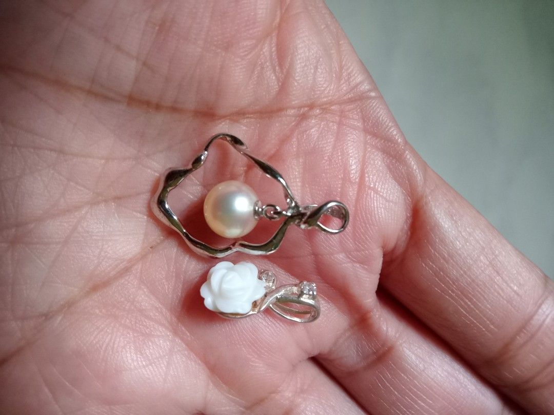 Silver pendants from Japan (Category: Necklaces) located in Cebu City. Submitted by extraspace (Listing ID 1462948880, Image 1). Description: Real silver pendant from Japan take both for P500.