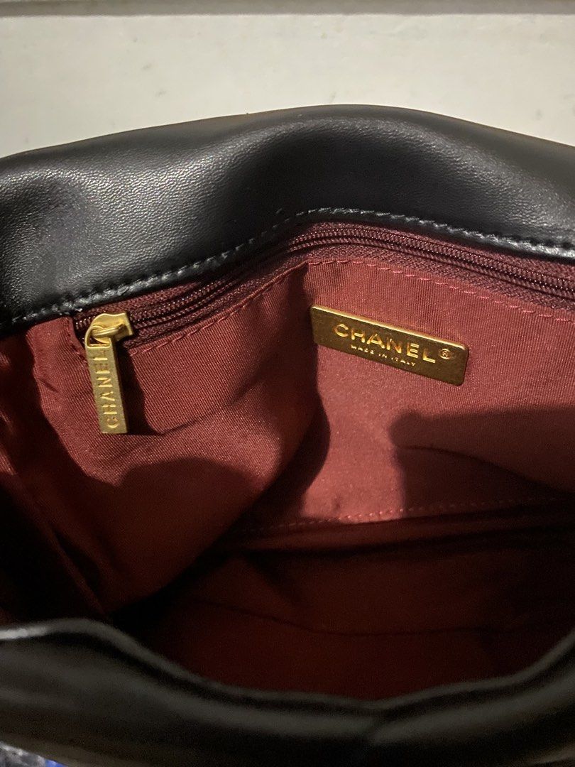 Sling bag (Category: Cross-body Bags) located in Manila. Submitted by gelaimarieh (Listing ID 1462901450, Image 3). Description: .