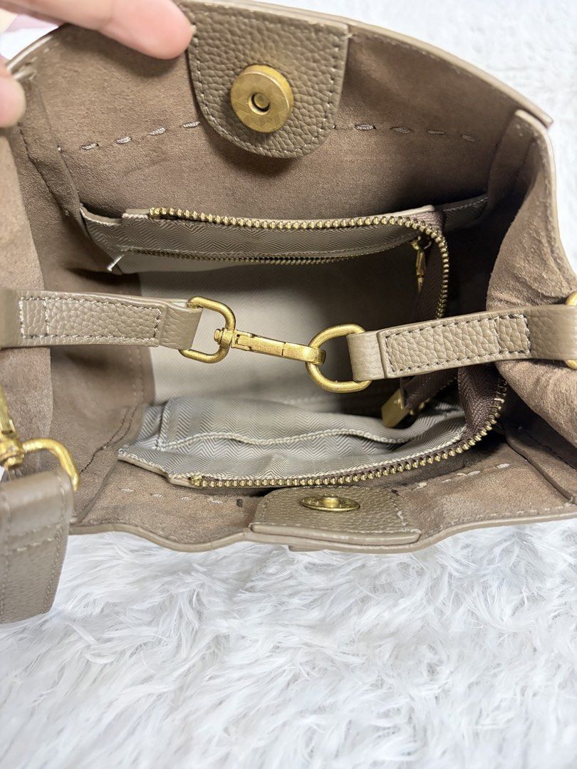 sling bag (Category: Cross-body Bags) located in Goa. Submitted by zahar_modern_thrift_bags001 (Listing ID 1462914200, Image 3). Description: .