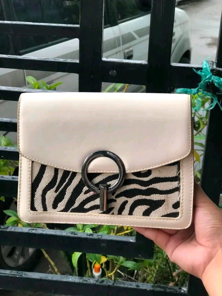 sling bag (Category: Cross-body Bags) located in Manila. Submitted by hollysansh (Listing ID 1462935503, Image 1). Description: .