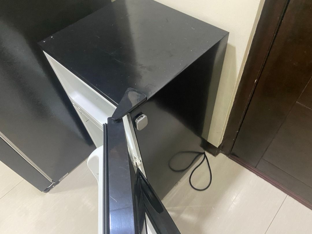 Small Fridge/ Mini Refrigerator w/ freezer (Category: Refrigerators and Freezers) located in Muntinlupa City. Submitted by mevious.ao (Listing ID 1462978583, Image 2). Description: .