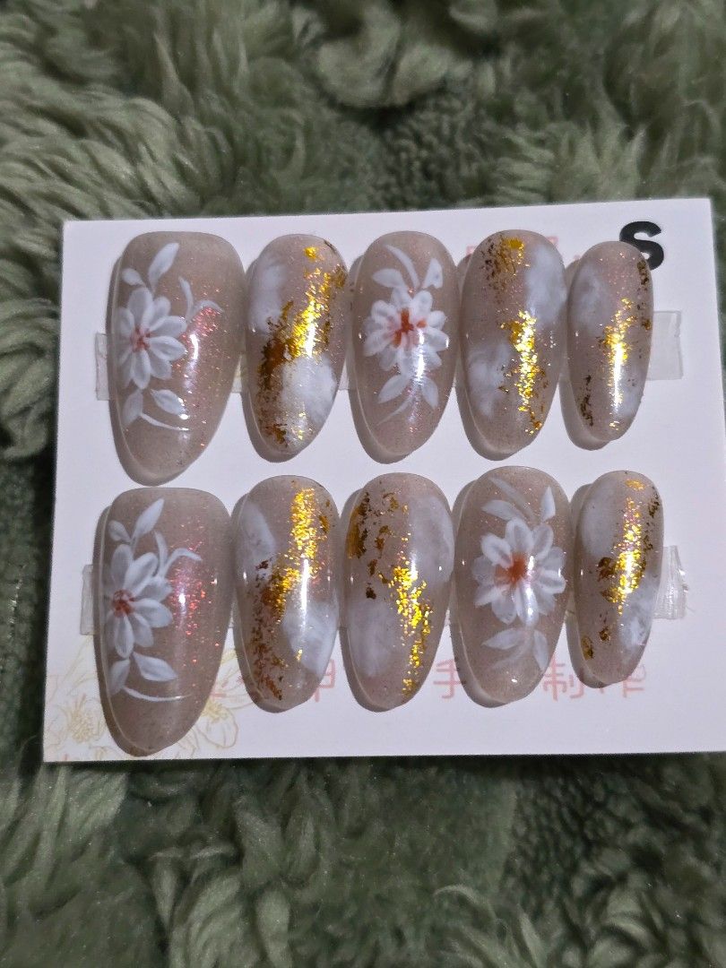 SMALL Mid Oval Floral & Gold Leaf Press-On Nails Set (Category: Hands & Nails) located in Makati City. Submitted by jangmiscloset (Listing ID 1463087006, Image 1). Description: Double the glam, get a bonus! Buy any 2 sets (₱200 and up ) and receive a ₱100 nail set FREE. Mix & match your faves and enjoy more styles without spending extra ✨ Cute press-on nail set - Features a lovely floral design with gold leaf accents - Includes nail adhesive stic