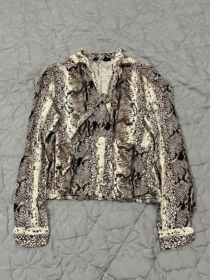snakeskin print tie-neck long sleeve blouse (Category: Blouses) located in Quezon City. Submitted by reesedeclutters (Listing ID 1462940608, Image 1). Description: .