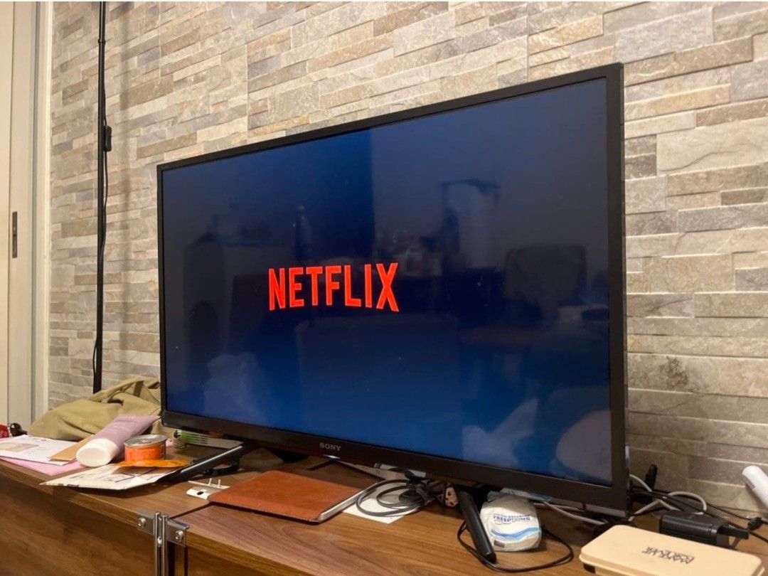 Sony 32w660f smart TV （分類：電視）位於 Hong Kong。 由 serenity8008 提交（商品編號 1463068800，圖片 1）。簡介： Sony TV for sale. Great for Netflix, shows, and movies. Includes power cable and accessories. Works perfectly.。