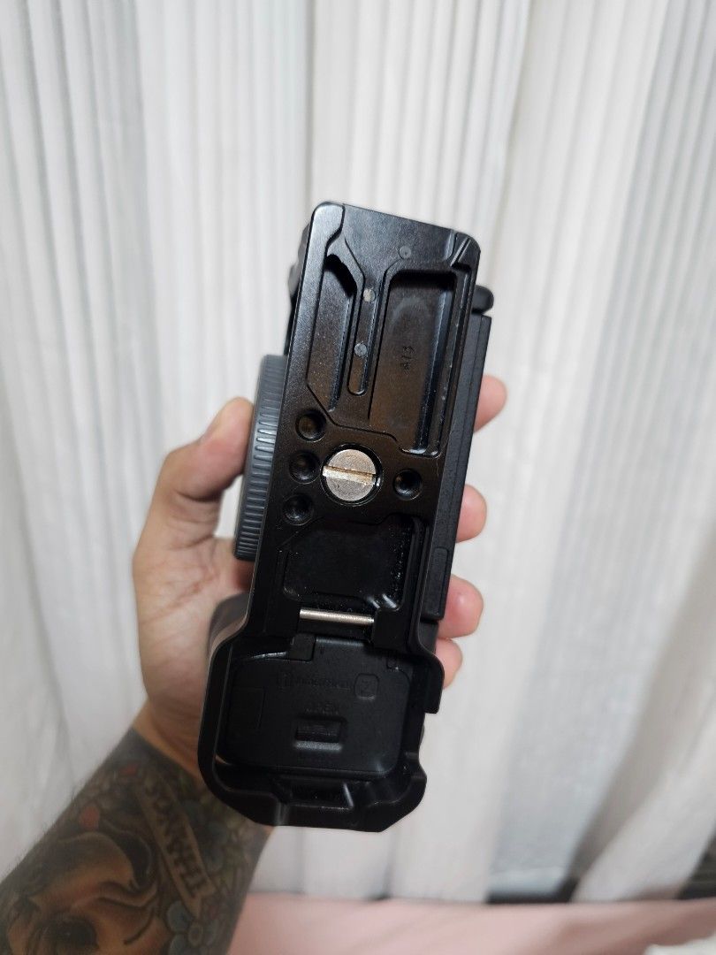 Sony Camera Cage with Grip and Mounts (Category: Cameras) located in Quezon City. Submitted by jerome2929 (Listing ID 1463054321, Image 3). Description: - Securely attaches to Sony cameras. - Features a comfortable grip for enhanced handling. - Multiple mounting points for accessories (lights, mics, etc.). - Protects your camera from damage. - Ideal for vlogging and professional filming..