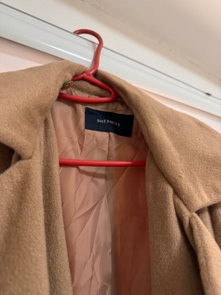 Spring/Winter Coat (Category: Coats, Jackets and Outerwear) located in Quezon City. Submitted by jeriehhhhh (Listing ID 1462974716, Image 2). Description: 🧥 SPRING/WINTER COAT FOR SALE ❄️🌸 Selling my spring/winter coat, used only once and still in excellent condition! ✨ • Gently used — worn only once • Clean and well-maintained • Perfect for cold weather, travel, or autumn and winter trips • Stylish and easy to pair with different outfits • No 