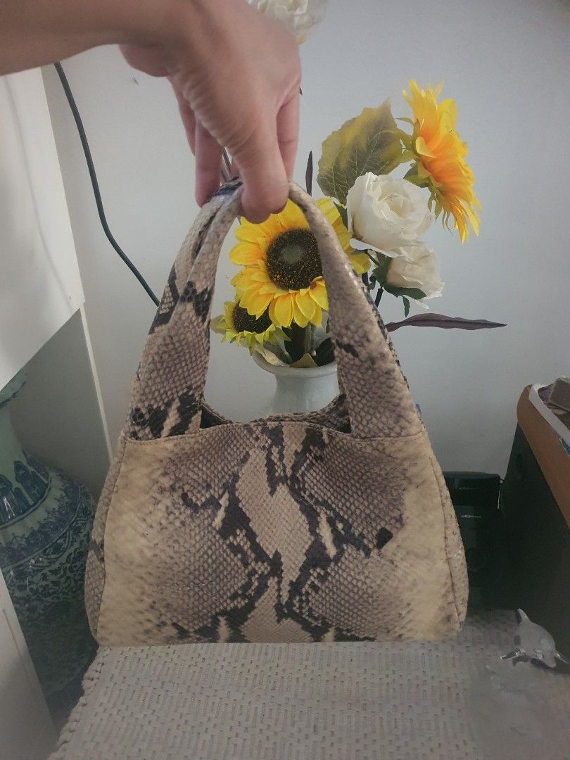 Stefano serapian phyton leather (Category: Shoulder Bags) located in Trece Martires City. Submitted by thriftollshoppe (Listing ID 1463025324, Image 1). Description: .