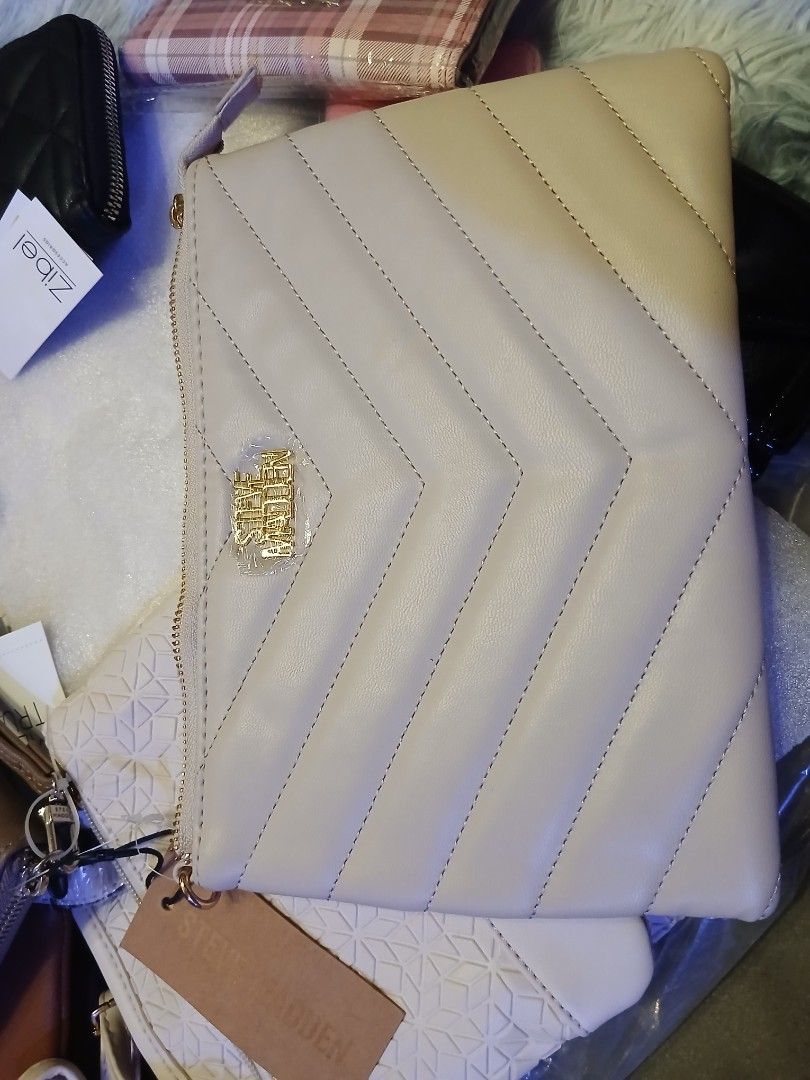 Steve madden pouch (Category: Wallets & Card holders) located in Calumpit. Submitted by collectionspurses (Listing ID 1462972379, Image 2). Description: brand new U.S BRAND 🇺🇸 what u see is what u get.