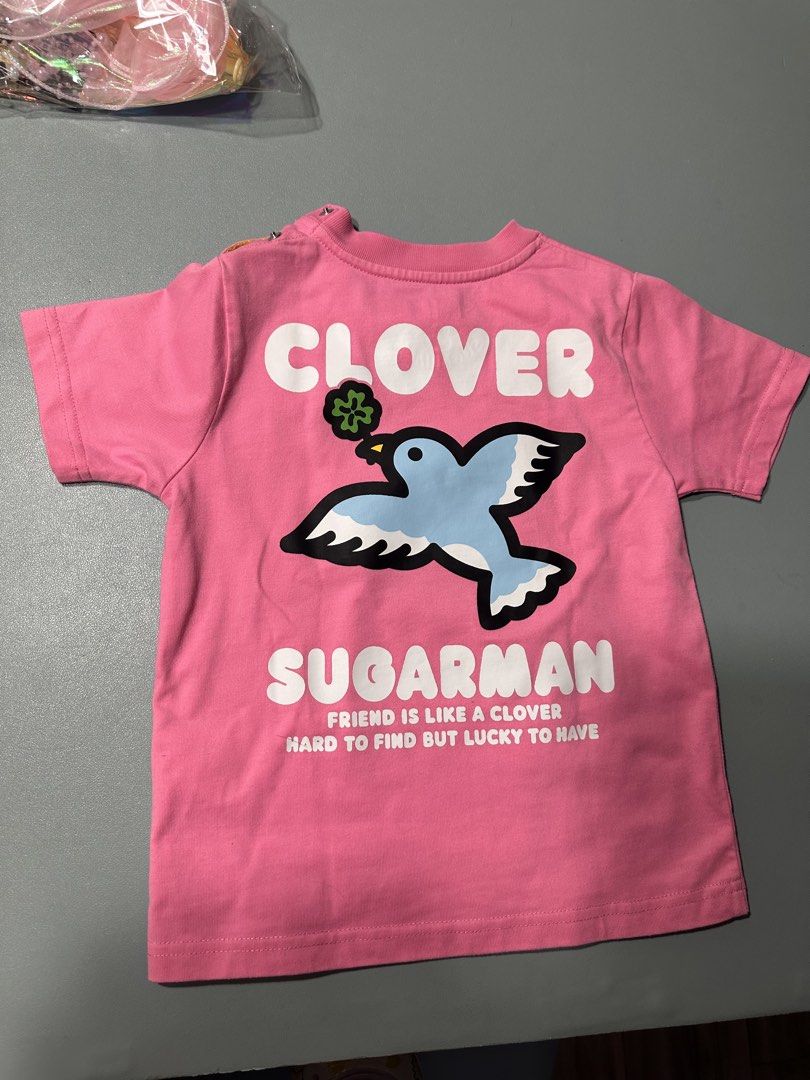 SUGARMAN 粉紅色幸運草圖案短袖Tee （分類：嬰兒及小童流行時尚）位於 Hong Kong。 由 sweetsweetcandy 提交（商品編號 1463036070，圖片 2）。簡介： 只着過兩次 2-4歲。