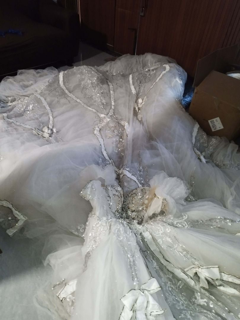 Super long trail white ballgown (Category: Evening dresses & gowns) located in Quezon City. Submitted by kupidds (Listing ID 1462961879, Image 2). Description: For sagala xs-xl corset back Super long trail as inn Need wash only get asapp Loc: Marikina/QC MOP: GCash Lalamove mode of delivery.