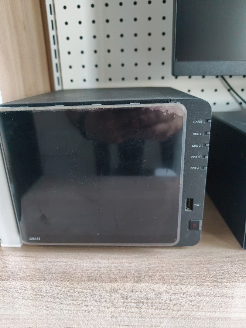 Synology DS413 網絡儲存伺服器 （分類：硬碟及儲存器）位於 Hong Kong。 由 dkyc2018 提交（商品編號 1462981097，圖片 1）。簡介： Synology DS413 網絡儲存伺服器，有4個硬碟槽位。機身有USB接口同埋電源按鈕。適合家用或小型辦公室儲存檔案。。
