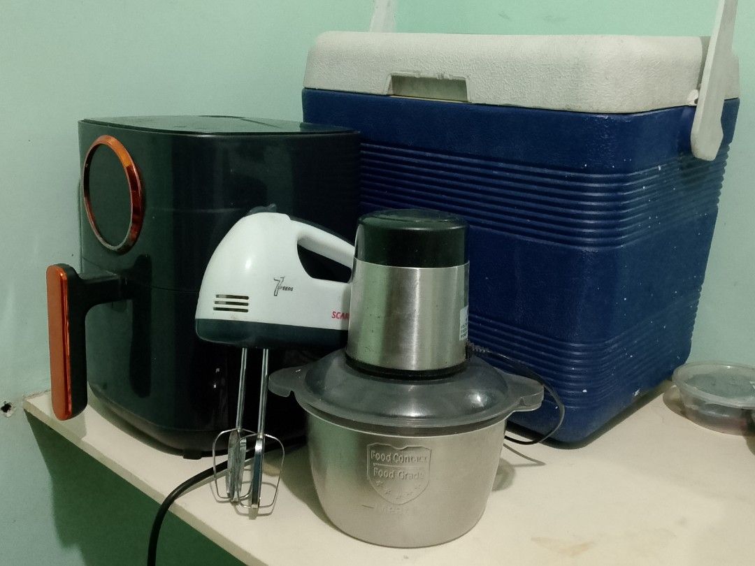 Take All (Category: Cookware & Accessories) located in Davao. Submitted by jaaaddddeeee (Listing ID 1463071764, Image 1). Description: Gaboor Air fryer Hand mixer Food Processor Ice box Take all for 1.2k.