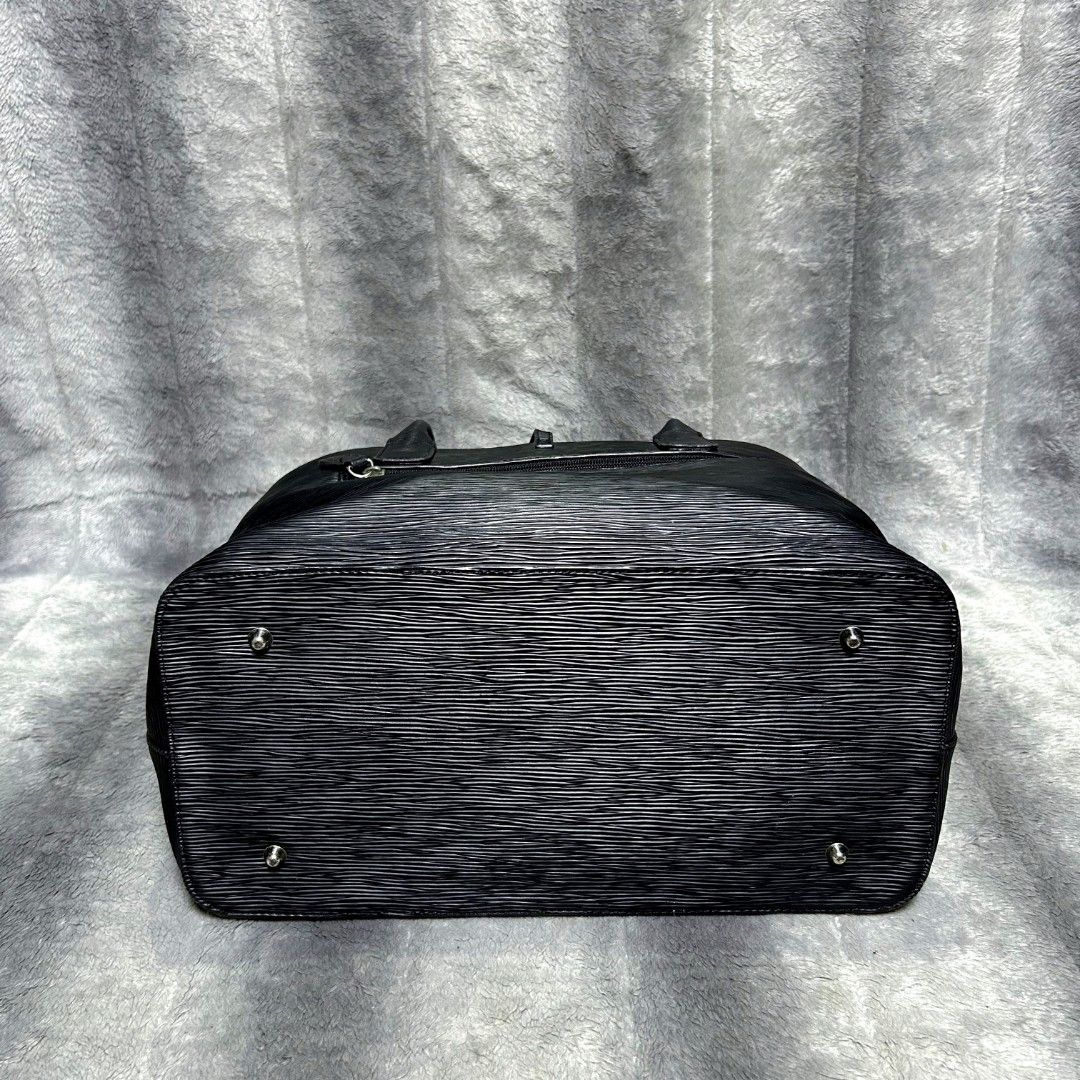 Textured Black Leather Office Bag (Category: Shoulder Bags) located in Goa. Submitted by thrift_stylebychristella (Listing ID 1463027588, Image 3). Description: 🛍️470 + SF PAYMENT FIRST VIA GCASH PAYMENT ONLY NO COD 🔹Location: Goa, Camarines Sur 🔹Shipping nationwide via J&T express .