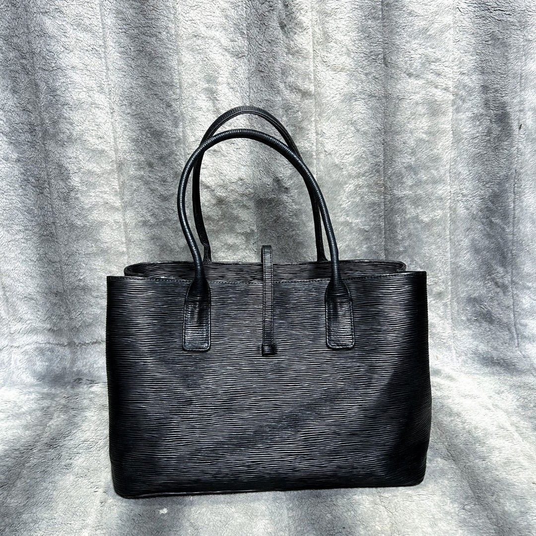 Textured Black Leather Office Bag (Category: Shoulder Bags) located in Goa. Submitted by thrift_stylebychristella (Listing ID 1463027588, Image 2). Description: 🛍️470 + SF PAYMENT FIRST VIA GCASH PAYMENT ONLY NO COD 🔹Location: Goa, Camarines Sur 🔹Shipping nationwide via J&T express .
