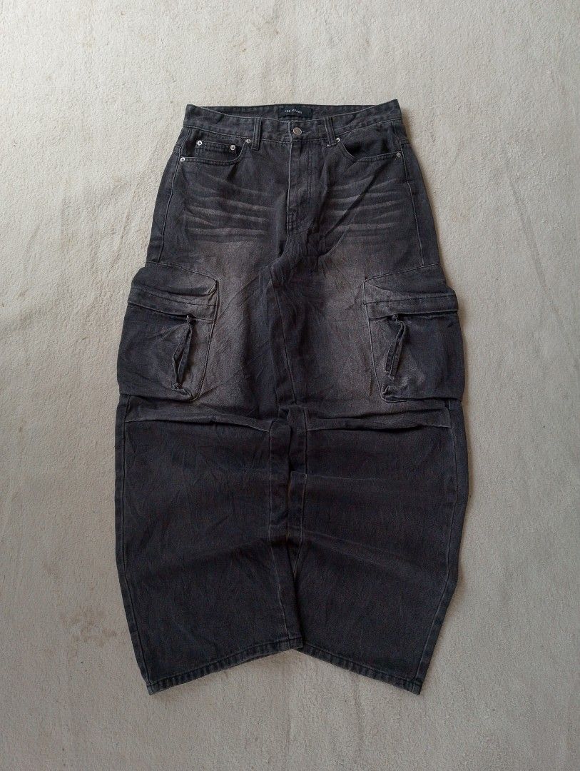 THE CROSS Black Washed Cargo Pants (Category: Jeans) located in Caloocan City. Submitted by sharpthreads18 (Listing ID 1462899340, Image 1). Description: The Cross Cargo Pants ‎________________ ‎📏DIMES (INCHES) ‎• Waist / 33 (M on tag) ‎• Length / 42 ‎• Thigh / 14 ‎• Hem / 10.5 ‎________________ ‎🧷DETAILS ‎• Issue: very minimal heeldrag ‎• Need wash ‎• Excellent Condition ‎• Hard, Thick, and Heavy Denim.