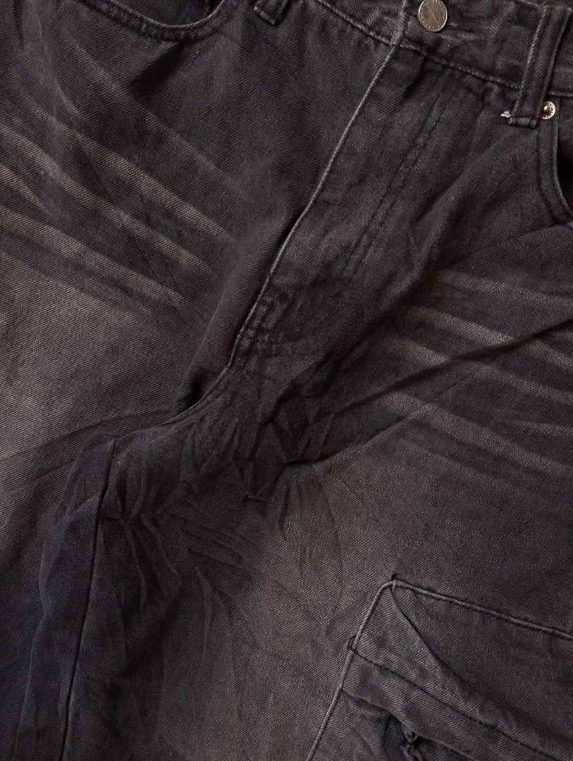 THE CROSS Black Washed Cargo Pants (Category: Jeans) located in Caloocan City. Submitted by sharpthreads18 (Listing ID 1462899340, Image 3). Description: The Cross Cargo Pants ‎________________ ‎📏DIMES (INCHES) ‎• Waist / 33 (M on tag) ‎• Length / 42 ‎• Thigh / 14 ‎• Hem / 10.5 ‎________________ ‎🧷DETAILS ‎• Issue: very minimal heeldrag ‎• Need wash ‎• Excellent Condition ‎• Hard, Thick, and Heavy Denim.