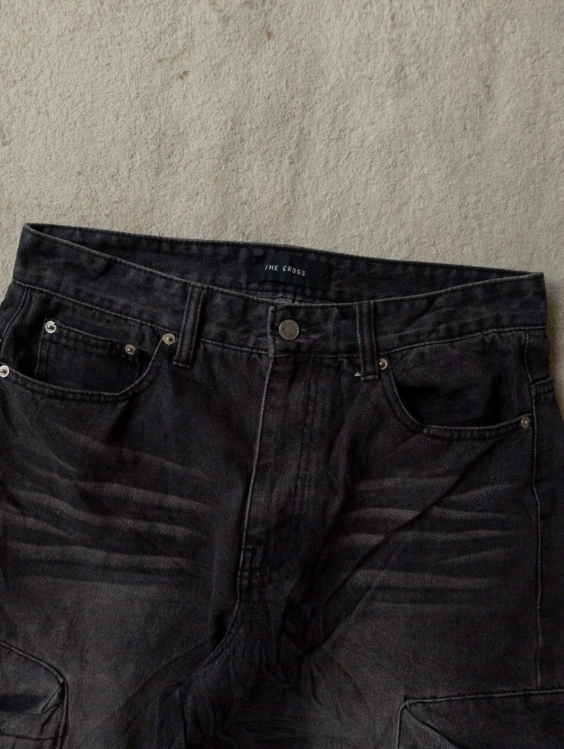 THE CROSS Black Washed Cargo Pants (Category: Jeans) located in Caloocan City. Submitted by sharpthreads18 (Listing ID 1462899340, Image 2). Description: The Cross Cargo Pants ‎________________ ‎📏DIMES (INCHES) ‎• Waist / 33 (M on tag) ‎• Length / 42 ‎• Thigh / 14 ‎• Hem / 10.5 ‎________________ ‎🧷DETAILS ‎• Issue: very minimal heeldrag ‎• Need wash ‎• Excellent Condition ‎• Hard, Thick, and Heavy Denim.
