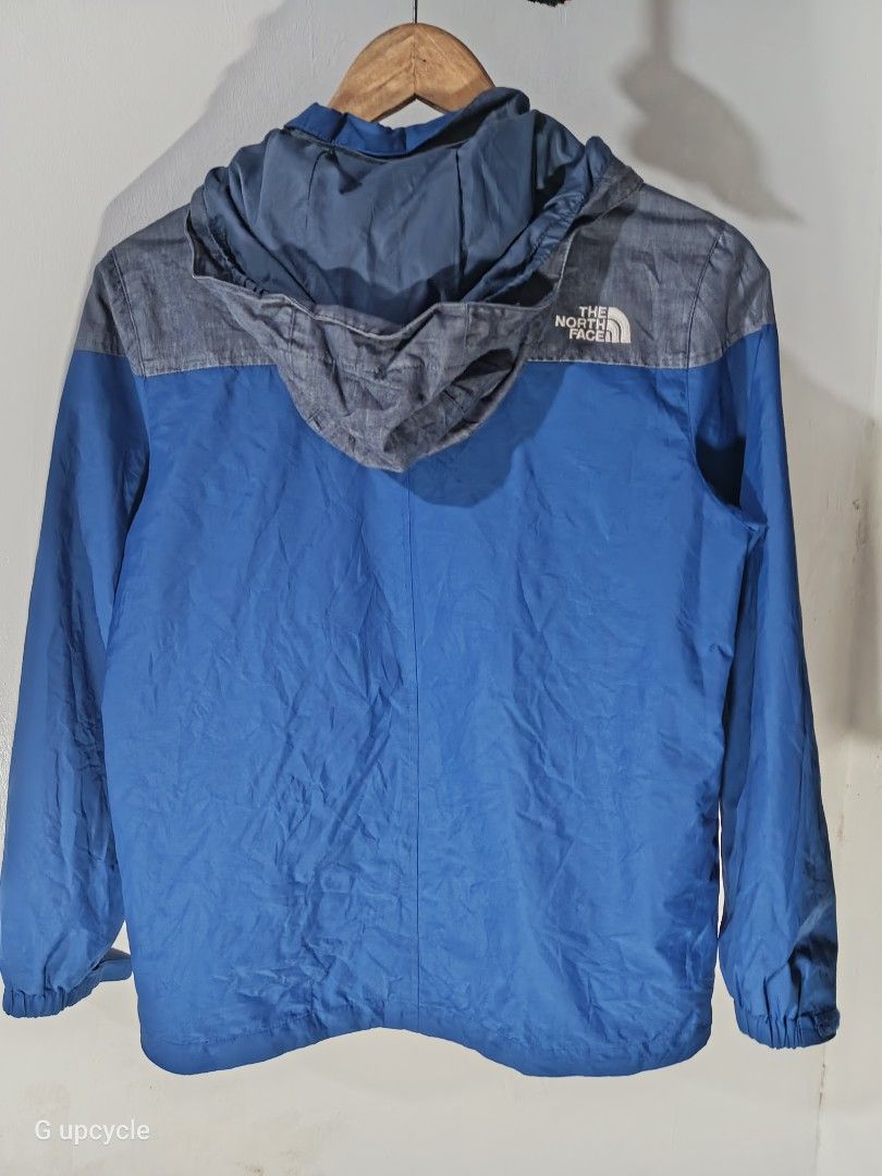 THE NORTH FACE mountain parka (Category: Hiking & Camping) located in Cebu City. Submitted by glennbryceland031185 (Listing ID 1463079005, Image 3). Description: Brand: The North Face Design: Two-tone color design with buttoned flap pockets Hood: Detachable Condition: Super Saiyan; all hardware is fully functional, ready to wear. Price: Nego Size:see pictures for sizing...